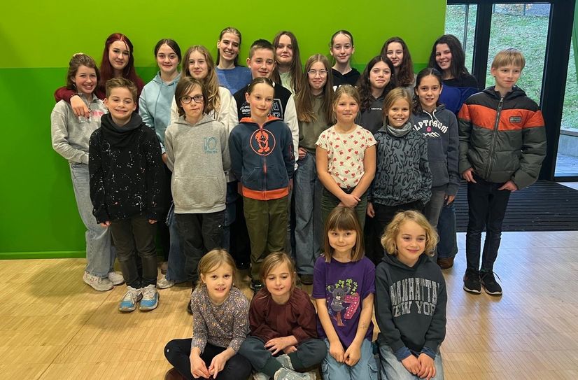 Die jungen Darsteller der Theaterfreunde Roetgen laden zur weihnachtlichen Märchenstunde in den Bürgersaal.