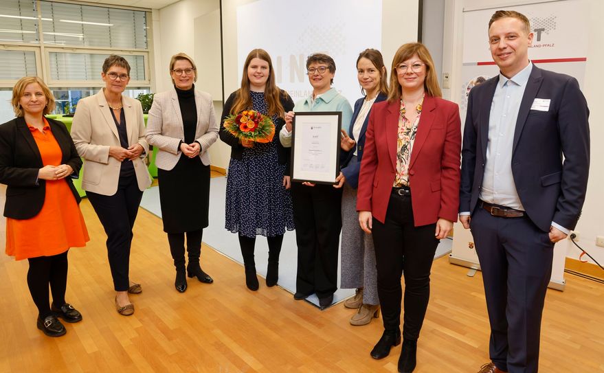 v.l.n.r. Kathrin Eder (Klimaschutzministerin), Petra Dick-Walther (Wirtschaftsstaatssekretärin), Dr. Stefanie Hubig (Bildungsministerin), Michelle Scholzen (Jugendleiterin des SFZ), Michaela Ostermann (Fachdidaktische Leiterin des SFZ), Verena Kartz (Geschäftsführerin des Naturpark Nordeifel), Nicole Steingaß (Wissenschaftsstaatssekretärin), Tim Thielen (Leiter der MINT-Geschäftsstelle) bei der MINT-Tagung in Bingen.