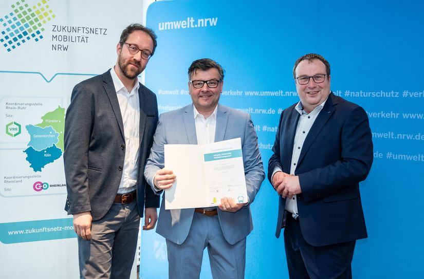 Nach dem erfolgreichen Abschluss eines mehrstufigen Lehrgangs des Zukunftsnetz Mobilität NRW erhielt Kai-Uwe Ustorf als Vertreter der Stadt Nideggen in Düsseldorf eine Urkunde von Oliver Krischer, Minister für Umwelt, Naturschutz und Verkehr des Landes Nordrhein-Westfalen. Nideggen ist seit 2022 Mitglied im Zukunftsnetz Mobilität NRW.