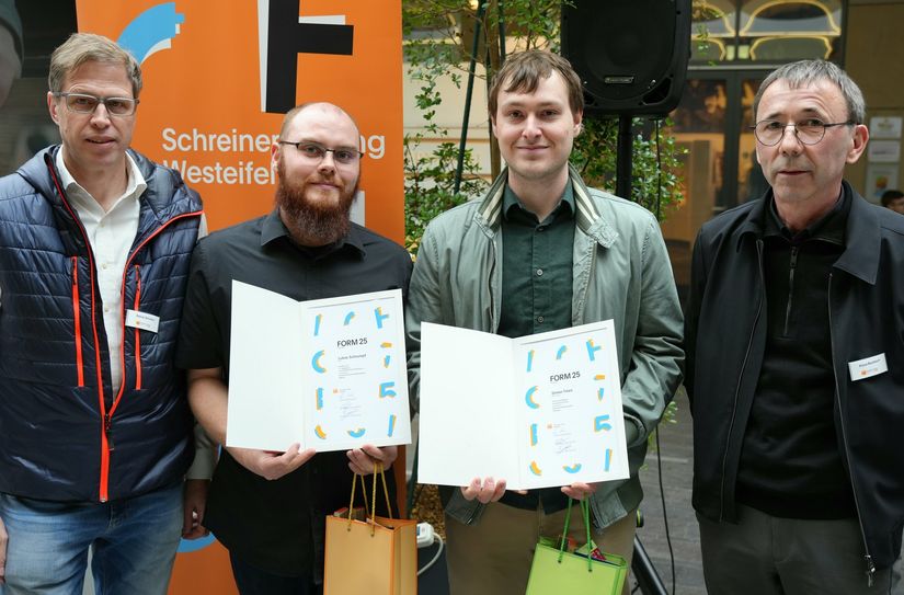 Die Preisträger der Form 25: Lukas Schrumpf und Simon Tines zusammen mit Obermeister Rainer Schüller (links) und seinem Stellvertreter Klaus Baulesch.