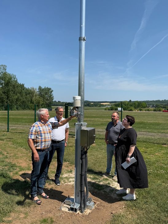 Beim Ortstermin am Zülpicher Wassersportsee erklärte Wetterexperte Karl-Josef Linden (v.l.) Bürgermeister Ulf Hürtgen, Seepark-Prokurist Benedikt Trenz und Barbara Breuer (Geschäftsbereichsleiterin Schulen, Soziales, Sport, Kultur, Städtepartnerschaften und Tourismus) die Funktionsweise der Wetterstation.