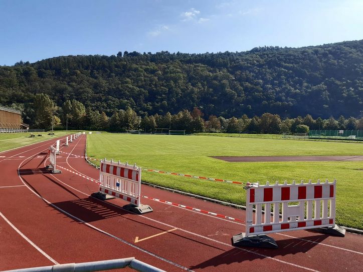Erhebliche Schäden und Risse: Die Bahnen eins und zwei sind auf rund 100 Metern Länge gesperrt.
