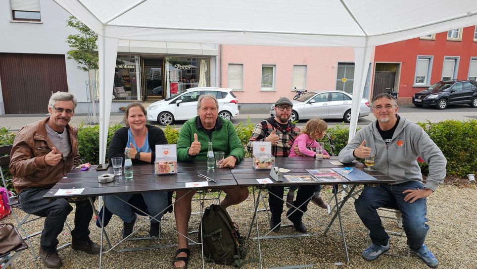 Freuen sich über die rege Unterstützung: Angehörige von Sven und der Veranstalter Markus Betz (rechts).