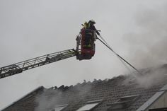 Der Tatverdächtige soll nach seiner Tat Feuer im Mehrfamilienhaus gelegt haben, was zu einem Großeinsatz der Feuerwehr führte.