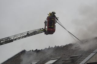 Der Tatverdächtige soll nach seiner Tat Feuer im Mehrfamilienhaus gelegt haben, was zu einem Großeinsatz der Feuerwehr führte.