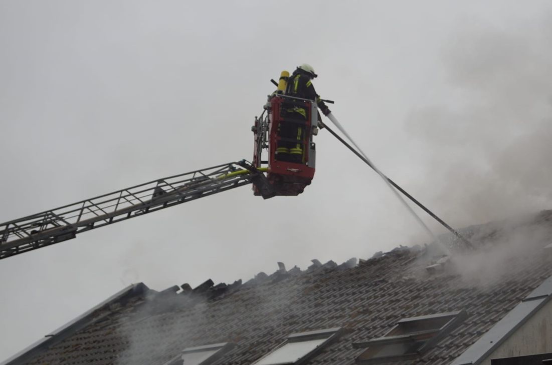 Der Tatverdächtige soll nach seiner Tat Feuer im Mehrfamilienhaus gelegt haben, was zu einem Großeinsatz der Feuerwehr führte.