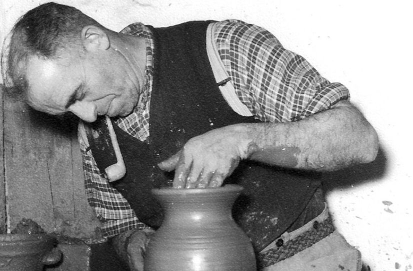 Das Gebiet um die Eifelstadt Speicher galt in der historischen Eifel als Zentrum der Eifeler Tonwarenherstellung. Auf dem Bild: ein Töpfer aus Schönecken bei der Arbeit.
