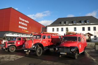 Oldtimer vor dem Museum