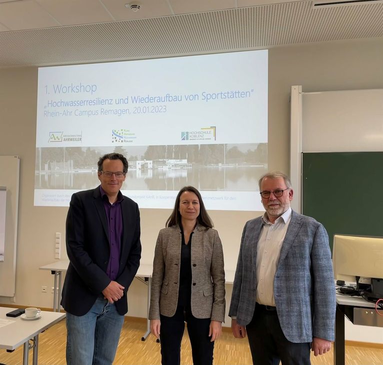 V.l.: Prof. Dr.-Ing. Jörn Birkmann (KAHR-Sprecher), Landrätin Cornelia Weigand und Prof. Dr. Lothar Kirschbauer (HS Koblenz).