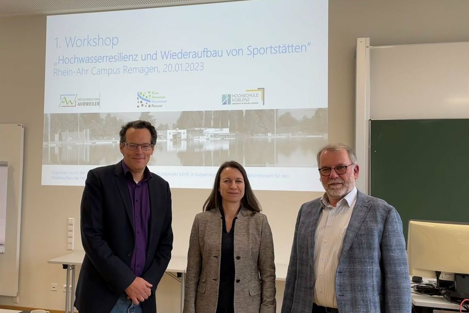 V.l.: Prof. Dr.-Ing. Jörn Birkmann (KAHR-Sprecher), Landrätin Cornelia Weigand und Prof. Dr. Lothar Kirschbauer (HS Koblenz).