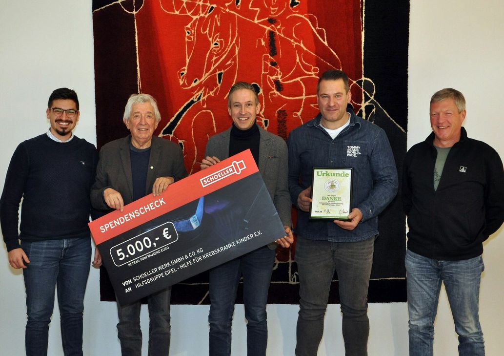 Mitarbeiter des Hellenthaler Schoeller-Werks hatten bei ihrer Weihnachtsfeier Spenden für die Hilfsgruppe gesammelt. Die Geschäftsleitung verdoppelte den Betrag auf runde 5000 Euro. Hilfsgruppen-Vorsitzender Willi Greuel nahm jetzt die Spende in Hellenthal entgegen. Das Bild zeigt von links: Marketing-Chef Timo Klein, Willi Greuel, Geschäftsführer Alexander Mertens sowie die Betriebsräte Manuel Pech und Johannes Schmahl.