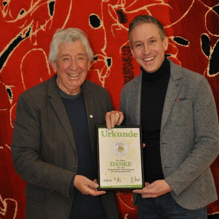 Mit einer Urkunde bedankt sich Hilfsgruppen-Vorsitzender Willi Greuel (links) beim Geschäftsführer der Schoeller Werk GmbH &amp; Co.KG, Alexander Mertens, für die Spende von 5000 Euro.