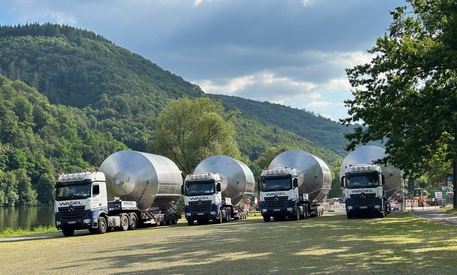 Sowas sieht man wirklich nicht alle Tage... Riesige Edelstahltanks werden durch Kues zur Weinkellerei Peter Mertes geliefert