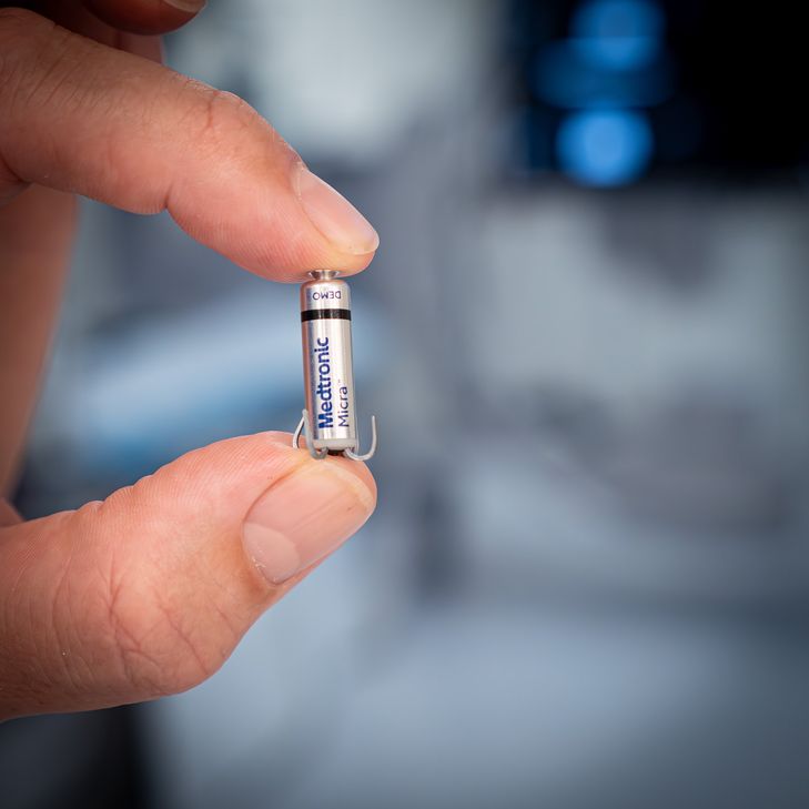 Kaum größer als die Pille eines Vitaminpräparates ist der kleinste Herzschrittmacher der Welt,