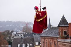 Ein Nikolaus am Mutterhaus: Die Höhenretter der Berufsfeuerwehr Trier seilten sich in ihren Kostümen als Nikolaus und Engel vom Baukran vor dem Haupteingang des Klinikums ab