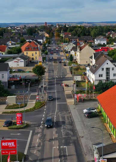 Die derzeit nahezu baumfreie Römerallee sowie die in direkter Verlängerung verlaufende Kölnstraße sollen im Zuge der geplanten Neugestaltung als so genannte Klimaachse »CLIMA VIA« zu einer klimafreundlichen Stadtentwicklung beitragen.