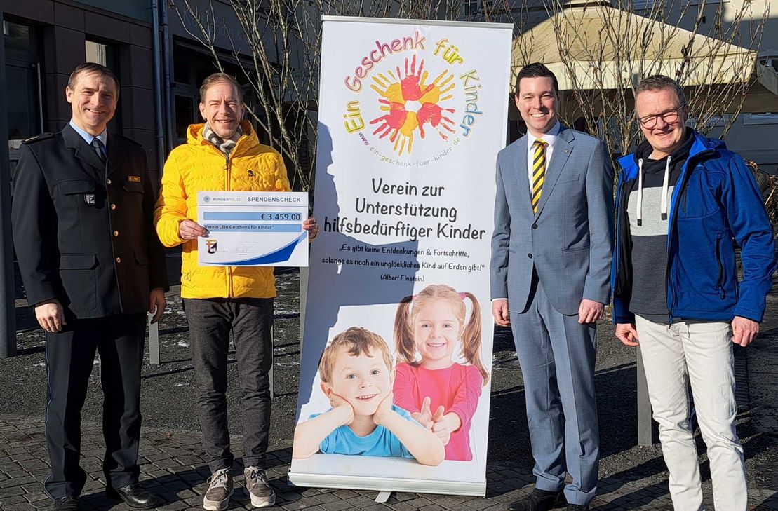 Insgesamt 3.459 Euro Spenden wurden beim diesjährigen Neujahrskonzert für den Verein "Ein Geschenk für Kinder" gesammelt. Die Spende wurde in Prüm übergeben.