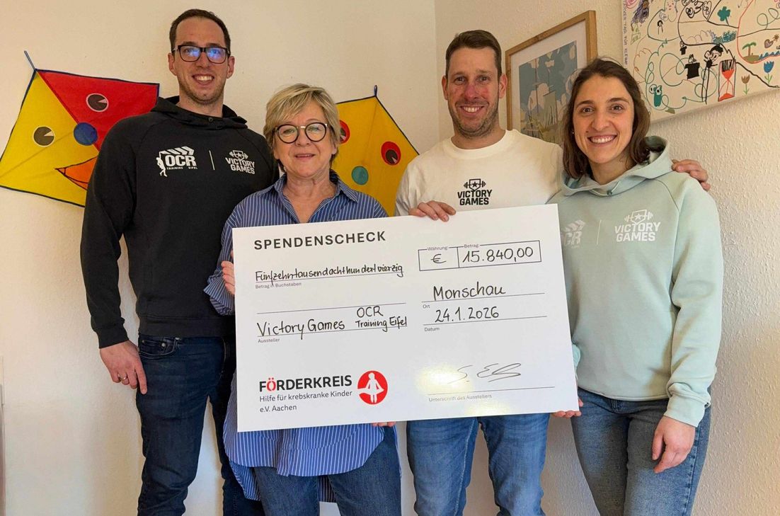 Philipp Banzet (l.), Sebastian Els und Laura Els-Hilgers übergaben 15.840 Euro an eine überwältige Susanne Göschel für den Förderkreis »Hilfe für krebskranke Kinder«.