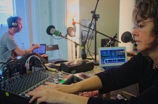 Ihre Radiostationen sind immer nur auf Zeit: Sarah Washington (rechts) und Knut Aufermann senden rund um die Welt. Der Eifelgemeinde Auw an der Kyll widmen die beiden Radiokünstler eine rund vierstündige Sendung.