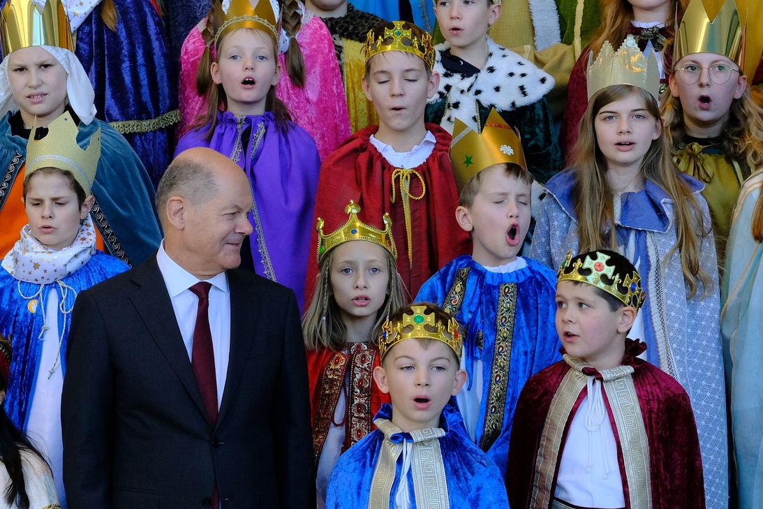 Bundeskanzler Olaf Scholz hat am 8. Januar 108 Sternsinger aus ganz Deutschland im Kanzleramt empfangen. Im nächsten Jahr vertreten Sternsinger aus Trier-Tarforst das Bistum Trier in der Hauptstadt.