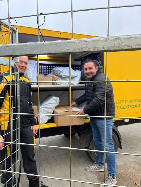 Praxiseinsatz bei der Deutschen Post: Benedikt Oster lädt Sendungen und verteilt gemeinsam mit den Mitarbeitenden die Post.