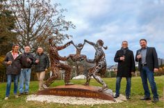 Von links: Die Künstler Thomas und Andreas Nehring, Christopher Beres sowie die Bürgermeister Achim Seis und Peter Unkel bei der Einweihung.