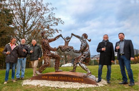 Von links: Die Künstler Thomas und Andreas Nehring, Christopher Beres sowie die Bürgermeister Achim Seis und Peter Unkel bei der Einweihung.