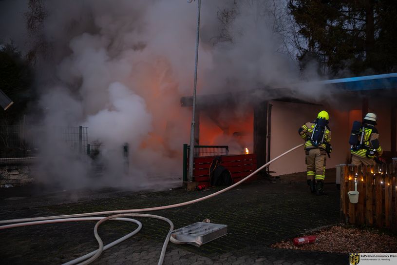 Wehrleute beim Löschen eines Garagenbrandes
