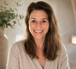 Carina Ewen präsentiert ihre Werke im Rahmen der Ausstellung »Ungefiltert – Innere Welten im Dialog mit der Seele« im Prümer Konvikt. Für die 40-Jährige ist Kunst eine Möglichkeit, Gefühle auszudrücken, die sich nicht so einfach in Wort fassen lassen.