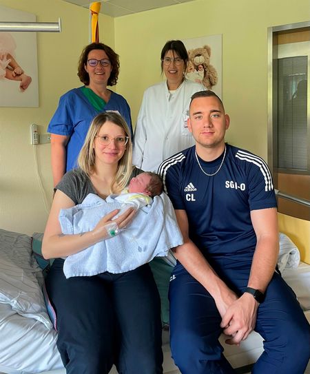 Die glücklichen Eltern Monique und Christopher Lang mit Töchterchen Maja Elina sowie (hinten v.l.n.r.) Hebamme Tanja Nawroth und Andrea Lautz, Fachärztin für Frauenheilkunde und
Geburtshilfe.