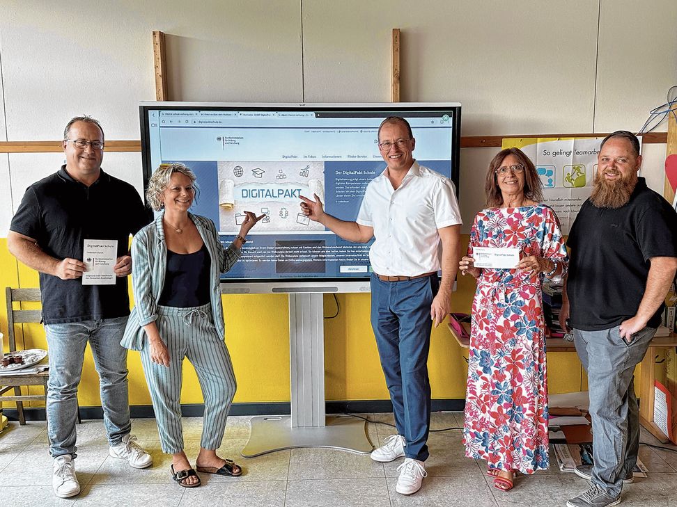 Auch die Grundschule am Waldsee Rieden profitiert vom DigitalPaktSchule (von links): Jochen Marx, Beigeordneter Ortsgemeinde Rieden, Anke Groß, Leiterin Grundschule Rieden, Jörg Lempertz, Bürgermeister VG Mendig, Ute Dernbach, Teilbereichsleiterin Familien, Schulen und Soziales VG-Verwaltung Mendig, und Peter Stein, IT-Administration und Benutzerservice VG-Verwaltung Mendig.