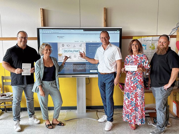 Auch die Grundschule am Waldsee Rieden profitiert vom DigitalPaktSchule (von links): Jochen Marx, Beigeordneter Ortsgemeinde Rieden, Anke Groß, Leiterin Grundschule Rieden, Jörg Lempertz, Bürgermeister VG Mendig, Ute Dernbach, Teilbereichsleiterin Familien, Schulen und Soziales VG-Verwaltung Mendig, und Peter Stein, IT-Administration und Benutzerservice VG-Verwaltung Mendig.