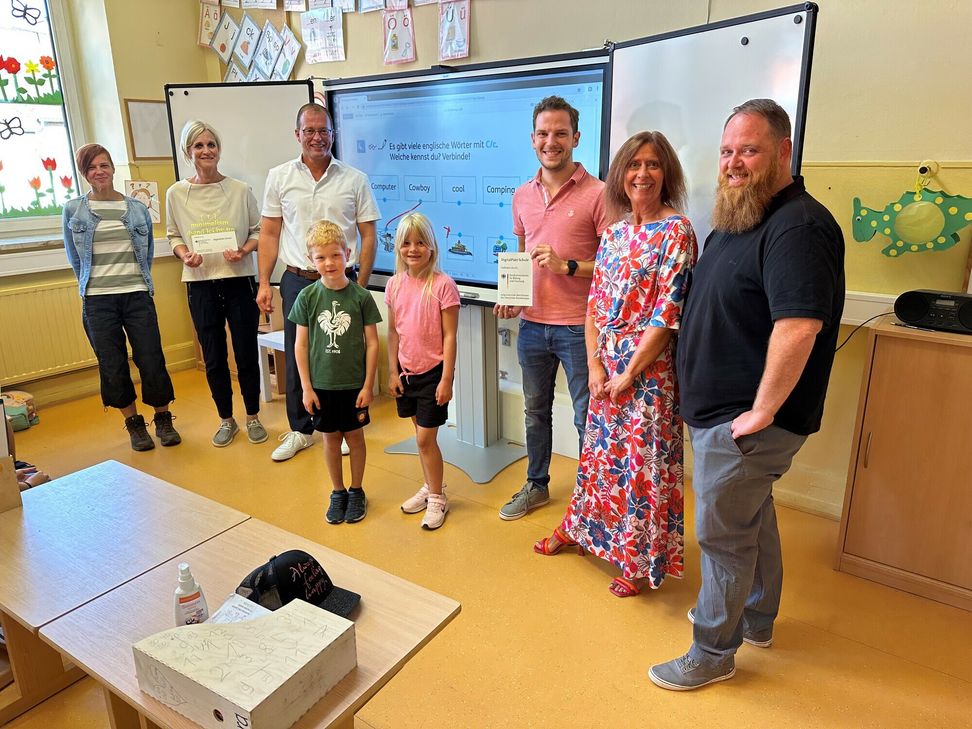 Überzeugten sich mit Schülerinnen und Schülern, dass in der Grundschule in Thür auch die 1. Klasse erstklassisch ausgestattet ist (von links): Tanja Retterath, IT-Beauftragte Grundschule Thür, Ellen Küpper, Leiterin Grundschule Thür, Jörg Lempertz, Bürgermeister VG Mendig, Lukas Ellerich, Ortsbürgermeister Thür, Ute Dernbach, Teilbereichsleiterin Familien, Schulen und Soziales VG-Verwaltung Mendig, und Peter Stein, IT-Administration und Benutzerservice VG-Verwaltung Mendig.