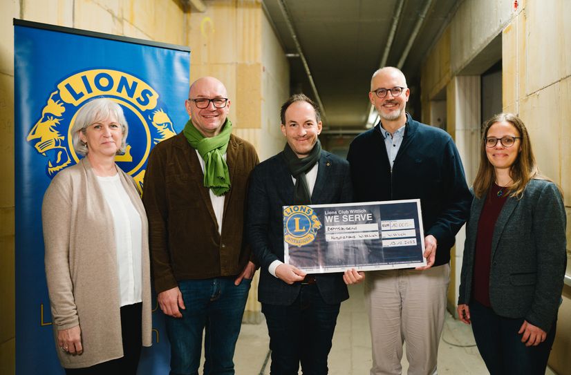 Bei der Spendenübergabe auf der Baustelle des Hospizhauses in Wittlich (von links): Einrichtungsleiterin Cordula Bielemeier, Lions-Club-Vizepräsident Richard Kaut, Lions-Club-Präsident Sebastian Bölinger, Hospizgesellschaft-Geschäftsführer Oliver Winter, Projektleiterin Hanne Benz.