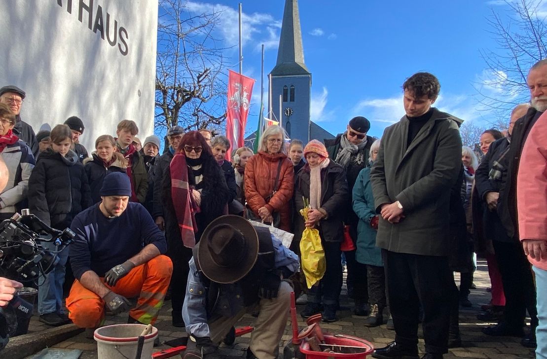 Gunther Demnig verlegt die Stolperschwelle vor dem Roetgener Rathaus. Weitere dezentrale Mahnmale sollen folgen. Foto: Heike Eisenmenger