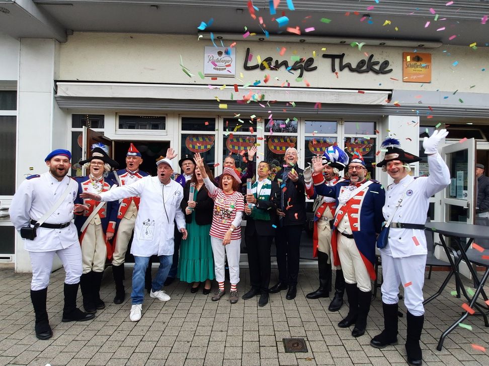 Ausgelassene Stimmung vor der "Langen Theke"