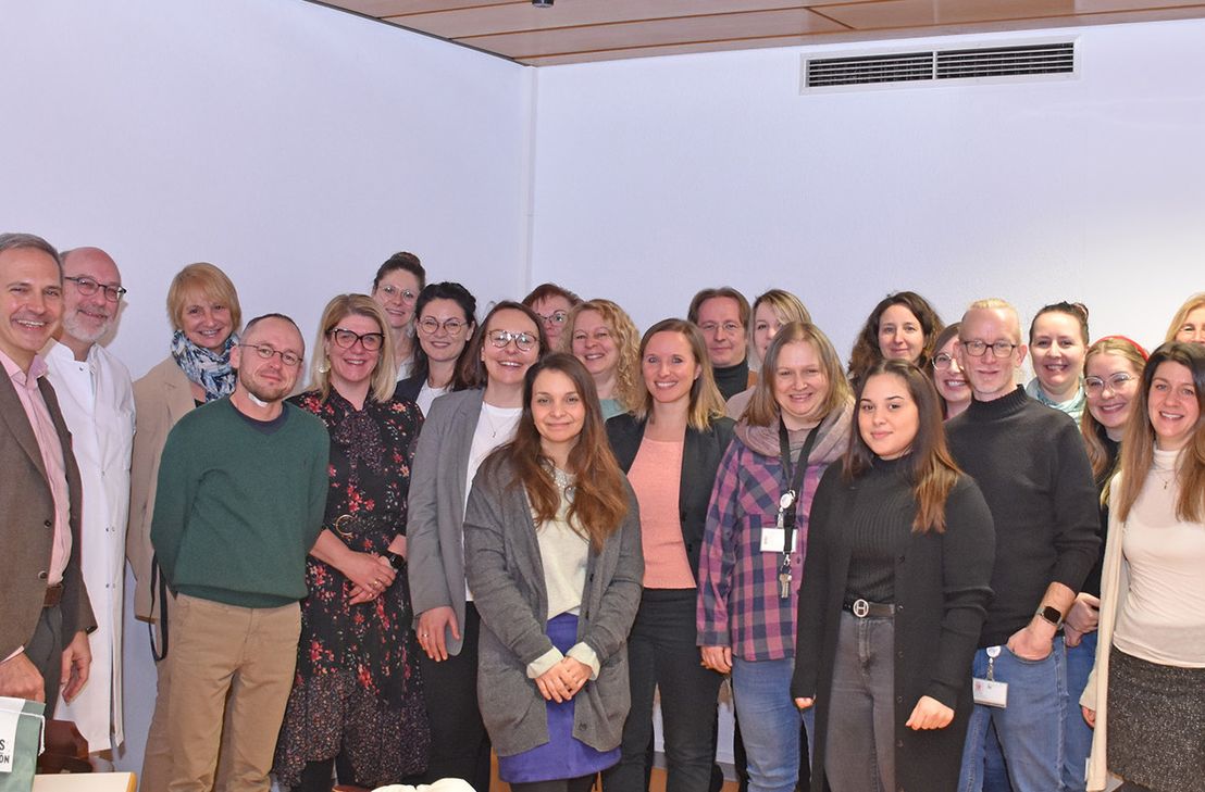 Mehr als 40 Mann und Frau stark ist das Team der Psychosomatik. Hier freut sich ein Teil der Mitarbeitenden mit Chefarzt Dr. med. Boris Mitric (links) und dem Direktorium des Heilig Geist in einer Feierstunde über das 25-jährige Jubiläum.