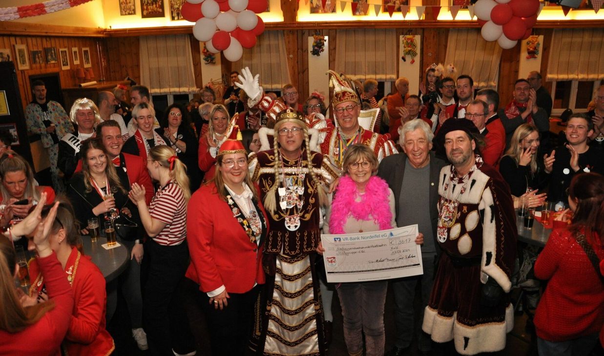 Einen Spendenscheck über 3671,- Euro über gab das Kaller Dreigestirn an Kathi und Willi Greuel von der Hilfsgruppe Eifel.