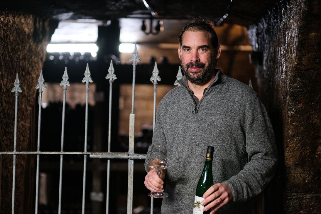 Seit 2011 leitet Max von Kunow das Traditionsweingut von Hövel. Für die Weinkollektion 2022 hat er vom Falsatff Magazin eine besondere Auszeichnung erhalten.