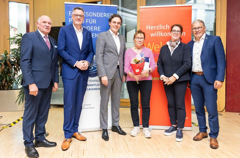 Brigitte Schulze (3.v.r.) zählt als Pflegende Angehörige zu den Preisträgern.