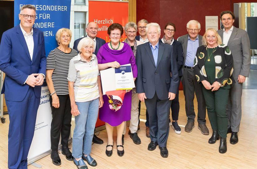 Der Besuchsdienst der Eifelklinik (unten) erhielten den Stifterpreis Ehrenamt.