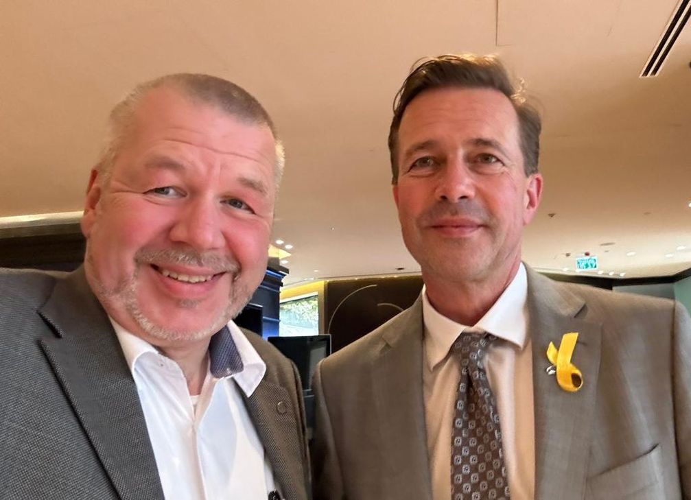 V.l.:  MdB Dr. Joe Weingarten im Gespräch mit Deutschlands Botschafter in Israel, dem früheren Regierungssprecher Steffen Seibert