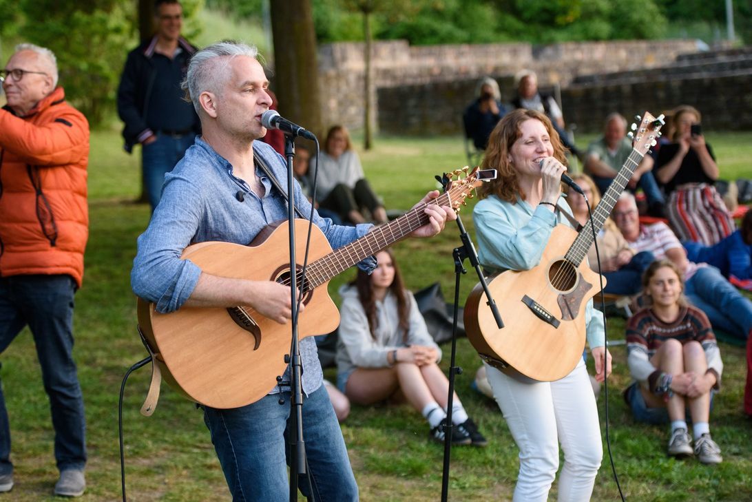 Das Akustik Pop Duo ‚Kleingartenanlage“ gibt am Samstag, 31. August 2024, ein Picknick-Konzert in Bad Kreuznach.