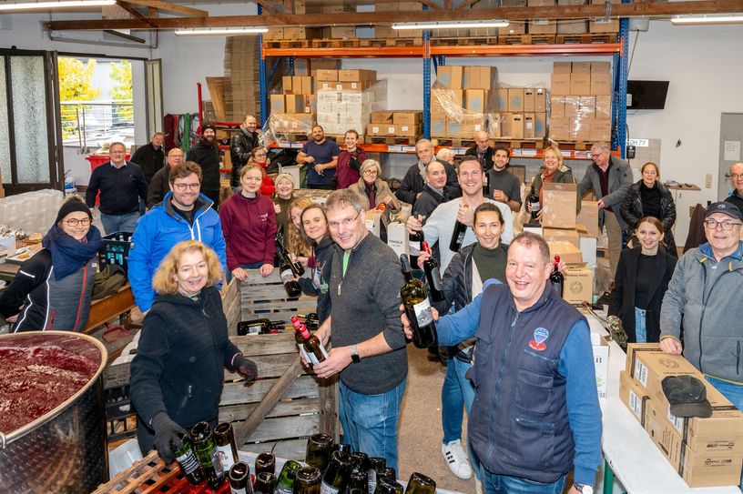 Vorbereitung für den Glühweinverkauf: Im Weingut Deutschherrenhof in Olewig herrscht emsiges Treiben