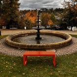 Diese Bank wird vom 25. November bis zum 10. Dezember ihren Platz am Brunnen vor dem Birkenfelder Schloss haben. Sie wird dort während der „Orange Days“ aufgestellt und symbolisch dafür stehen, dass der Landkreis Birkenfeld „Nein“ zu Gewalt an Frauen sagt