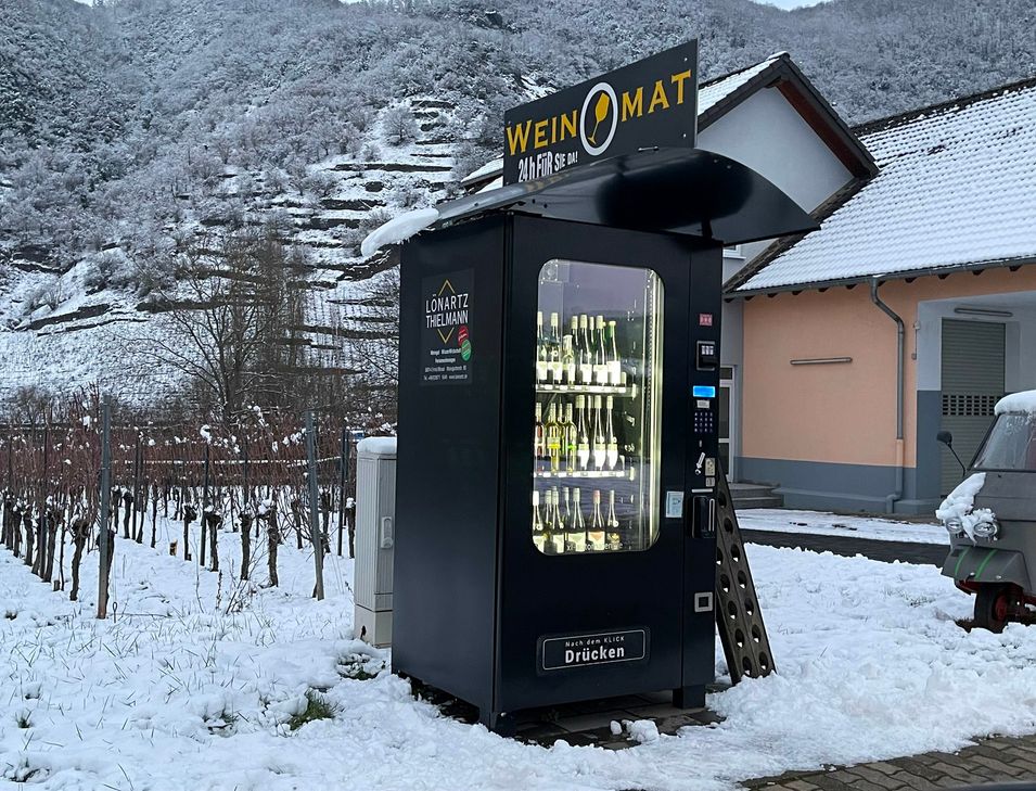 In vielen Orten, wie hier in Ernst, sind mittlerweile Weinautomaten zu finden. Doch nun droht den Geräten das Aus. Grund ist das Jugendschutzgesetz, das grundsätzlich keinen Verkauf von Alkohol an Jugendliche zulässt
