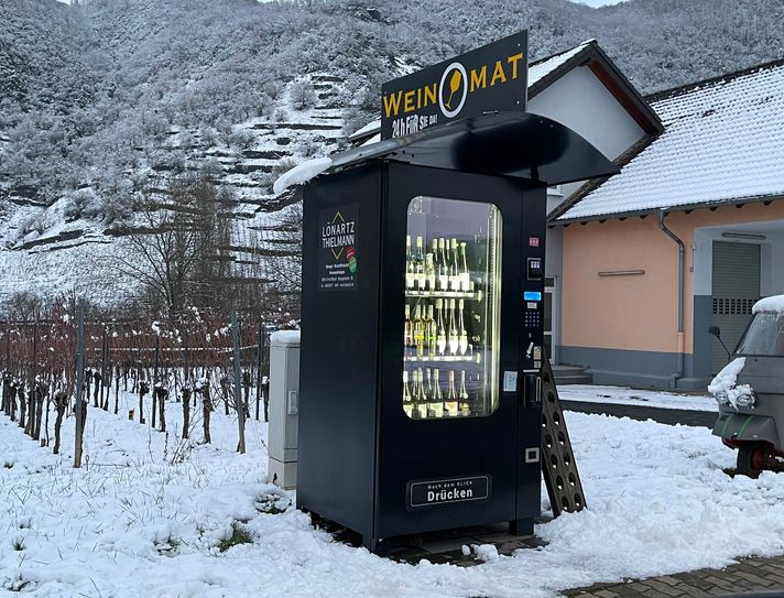 In vielen Orten, wie hier in Ernst, sind mittlerweile Weinautomaten zu finden. Doch nun droht den Geräten das Aus. Grund ist das Jugendschutzgesetz, das grundsätzlich keinen Verkauf von Alkohol an Jugendliche zulässt