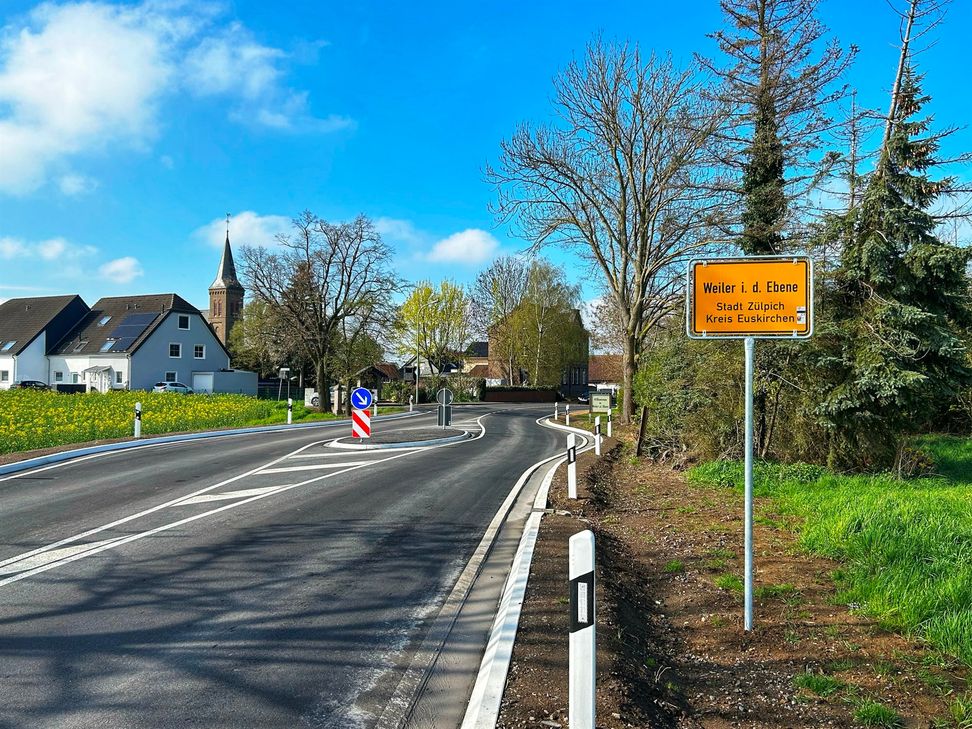 Durch die an beiden Ortseingängen errichteten Mittelinseln und die damit einhergehenden Verschwenkungen beider Fahrspuren sind die Verkehrsteilnehmer nun gezwungen, die Geschwindigkeit bei der Einfahrt nach Weiler in der Ebene zu reduzieren.