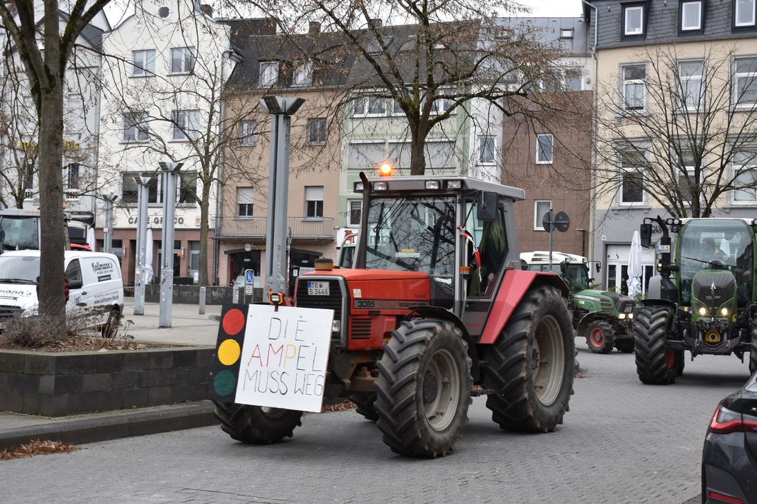 Die ganze Woche legen die Bauern die Straßen lahm. Auftakt der Kundgebung war am Montag in Trier.