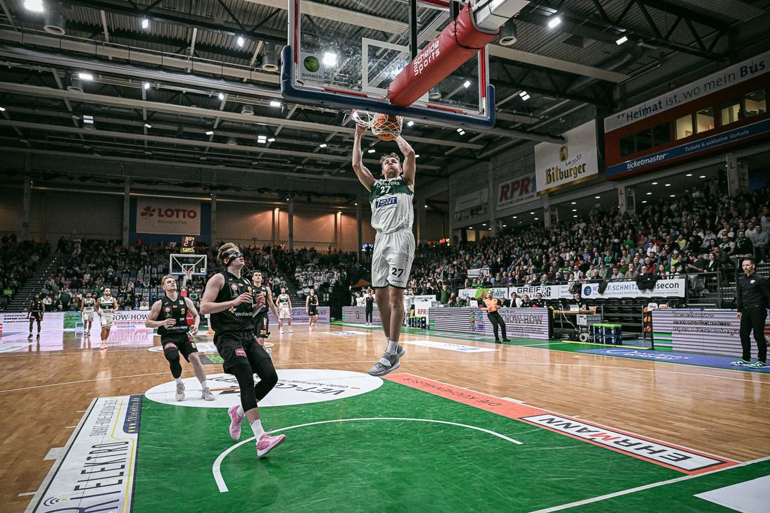 Ein Dunk von Moritz Krimmer mit der Nummer 27.